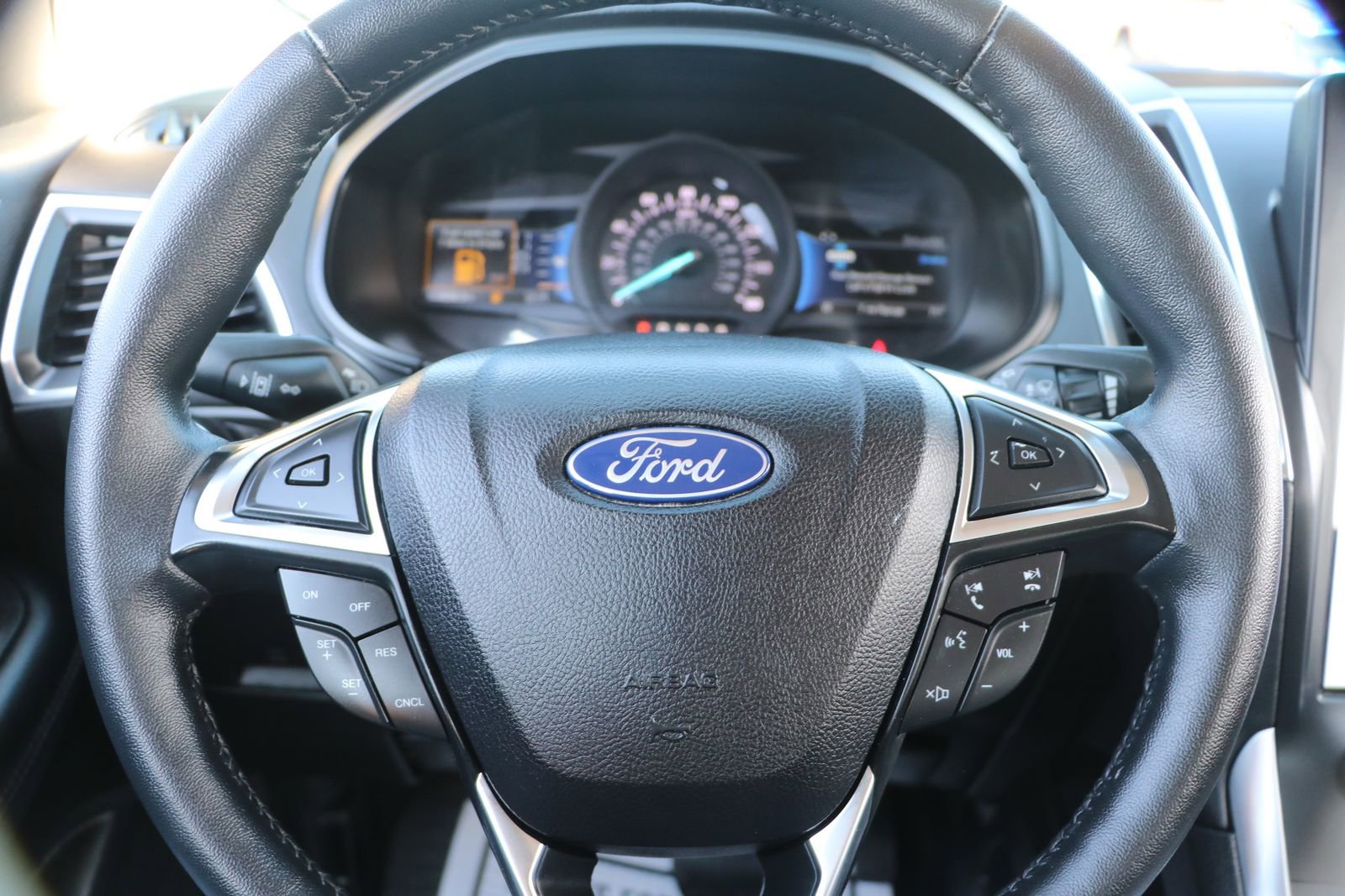 Used 2024 Ford Edge Titanium image 17