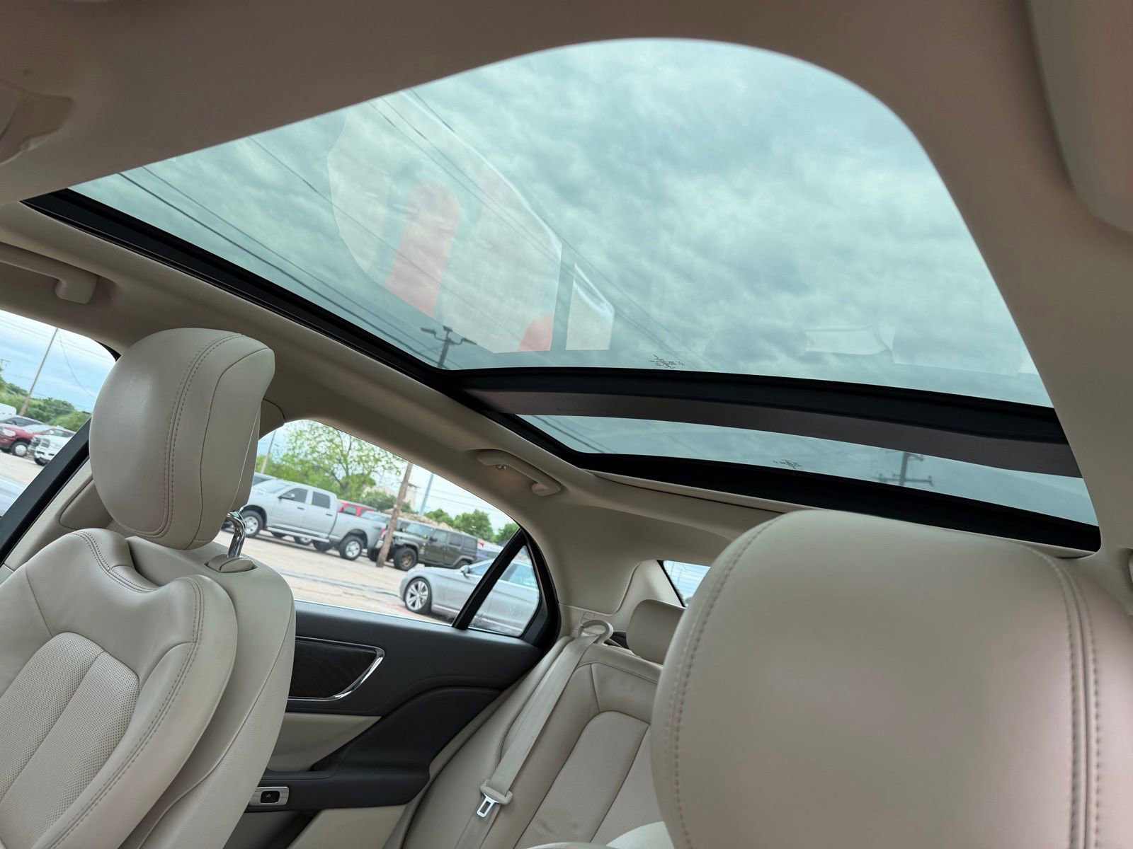 Used 2017 Lincoln Continental Select image 23