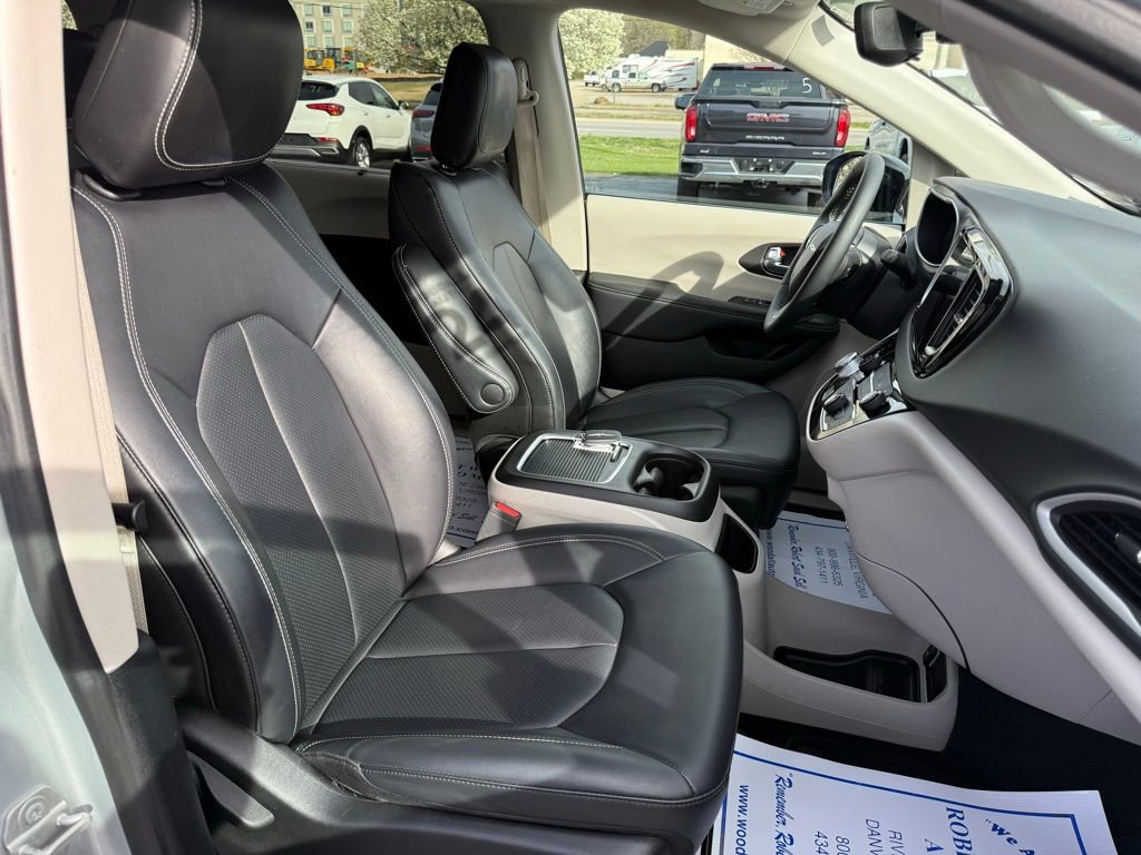 Used 2024 Chrysler Pacifica Touring-L image 10