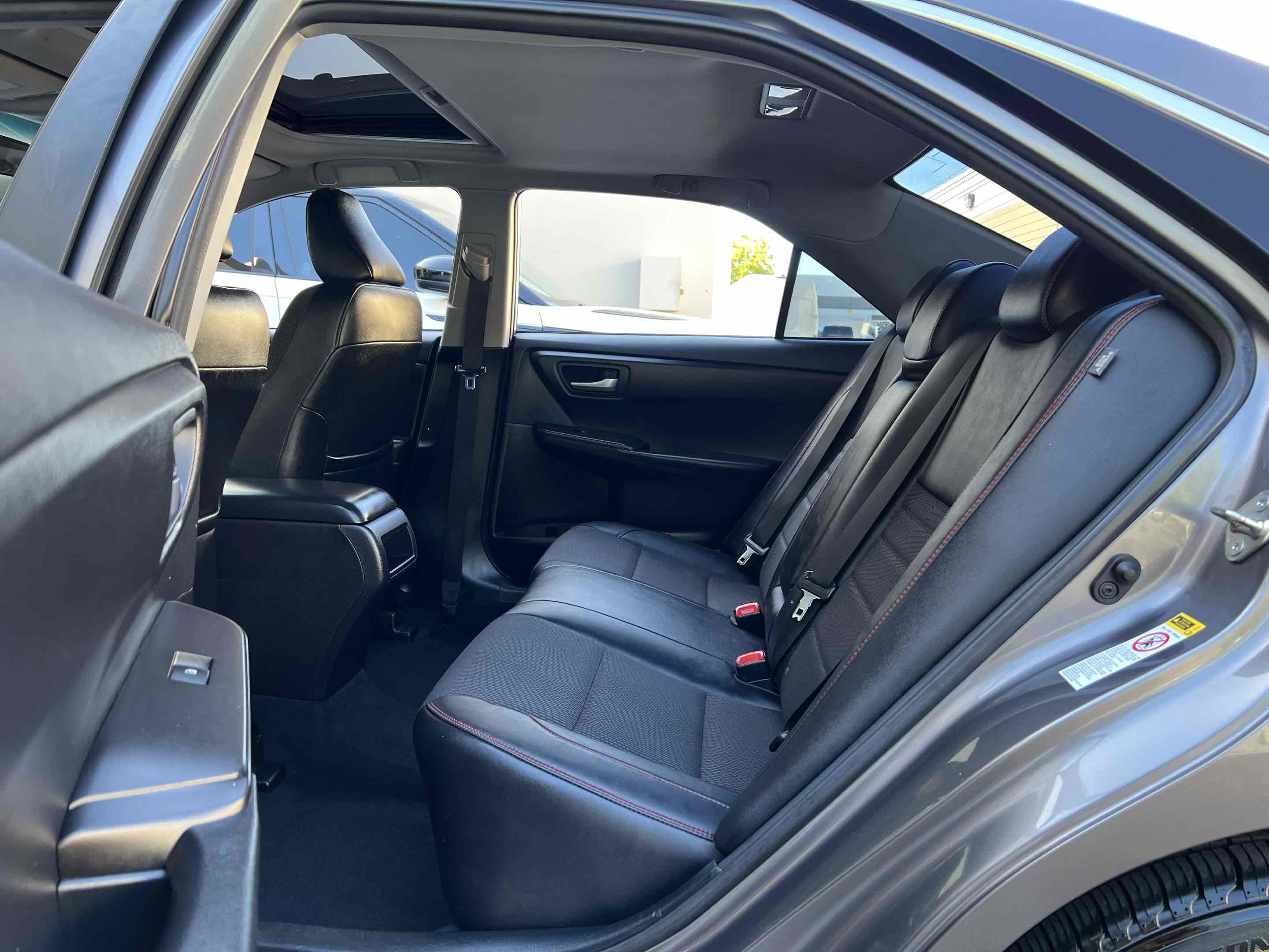 Used 2017 Toyota Camry SE w/ Moonroof Package FWD image 28