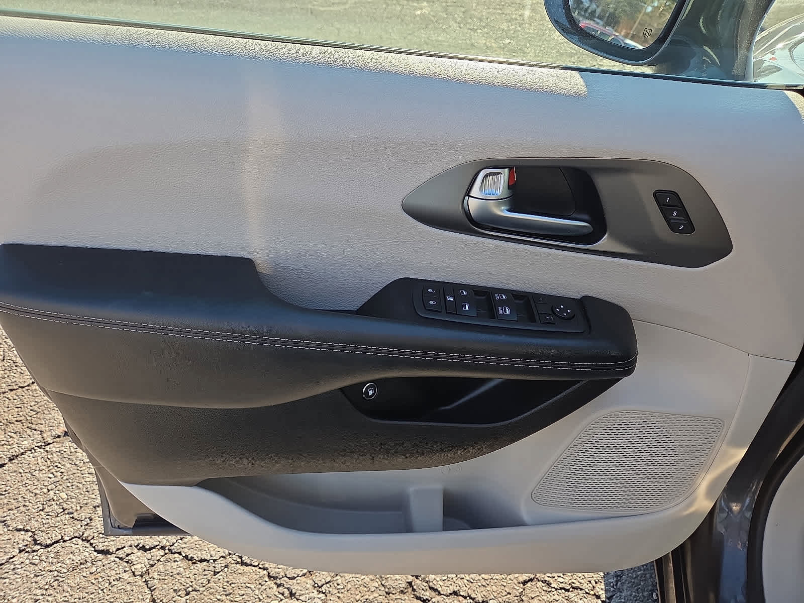 Used 2022 Chrysler Pacifica Touring-L image 14