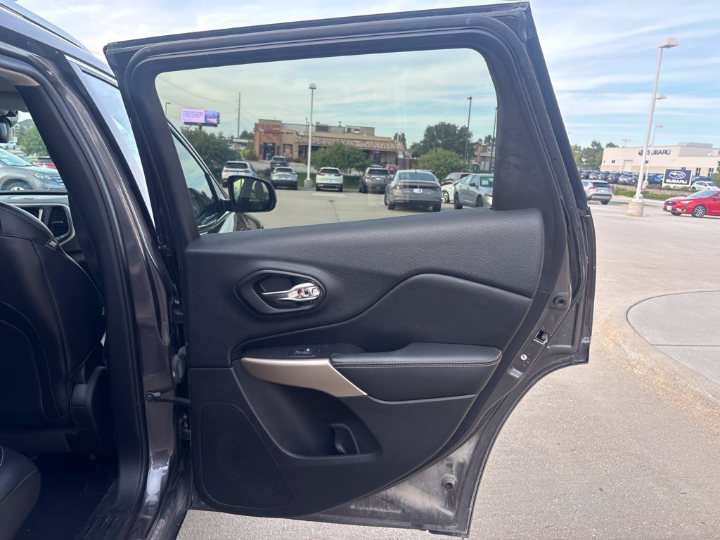 Used 2017 Jeep Cherokee Limited AWD/4WD image 26