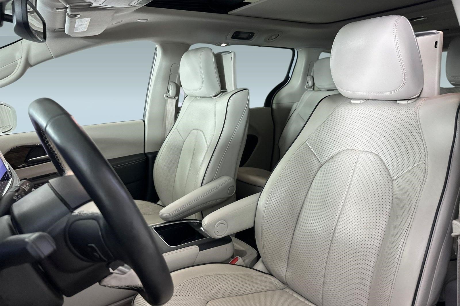 Used 2021 Chrysler Pacifica Limited w/ Uconnect Theater Family Group FWD image 30