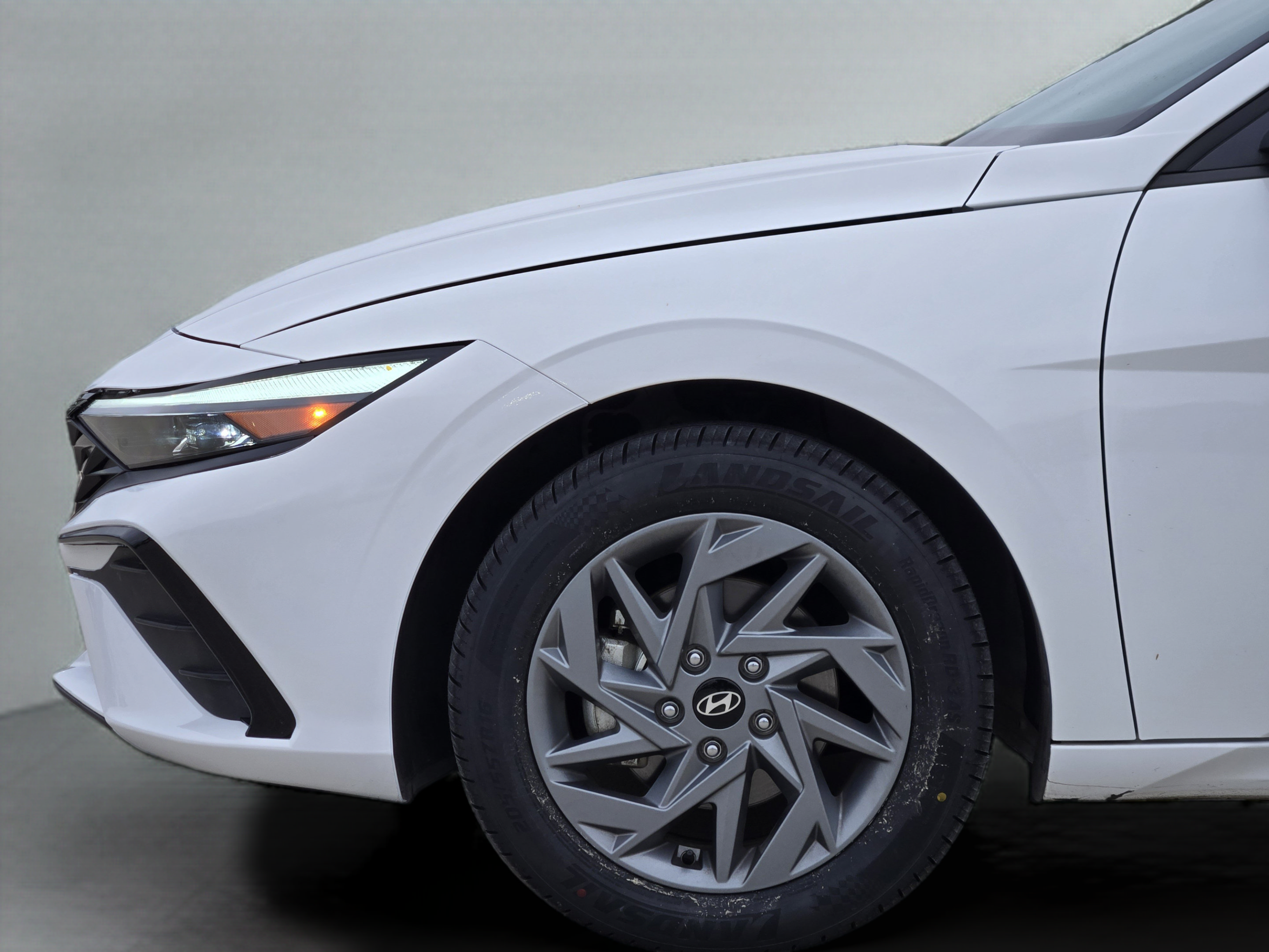 Used 2025 Hyundai Elantra Hybrid FWD image 30
