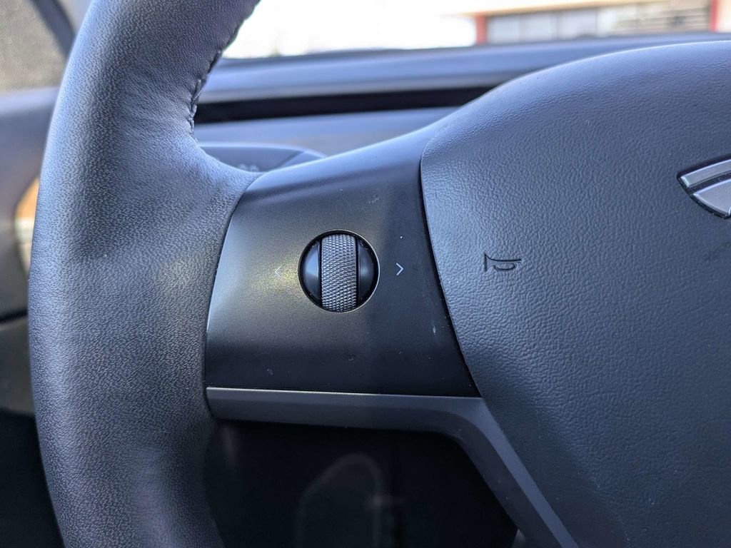 Used 2022 Tesla Model Y Long Range AWD/4WD image 26
