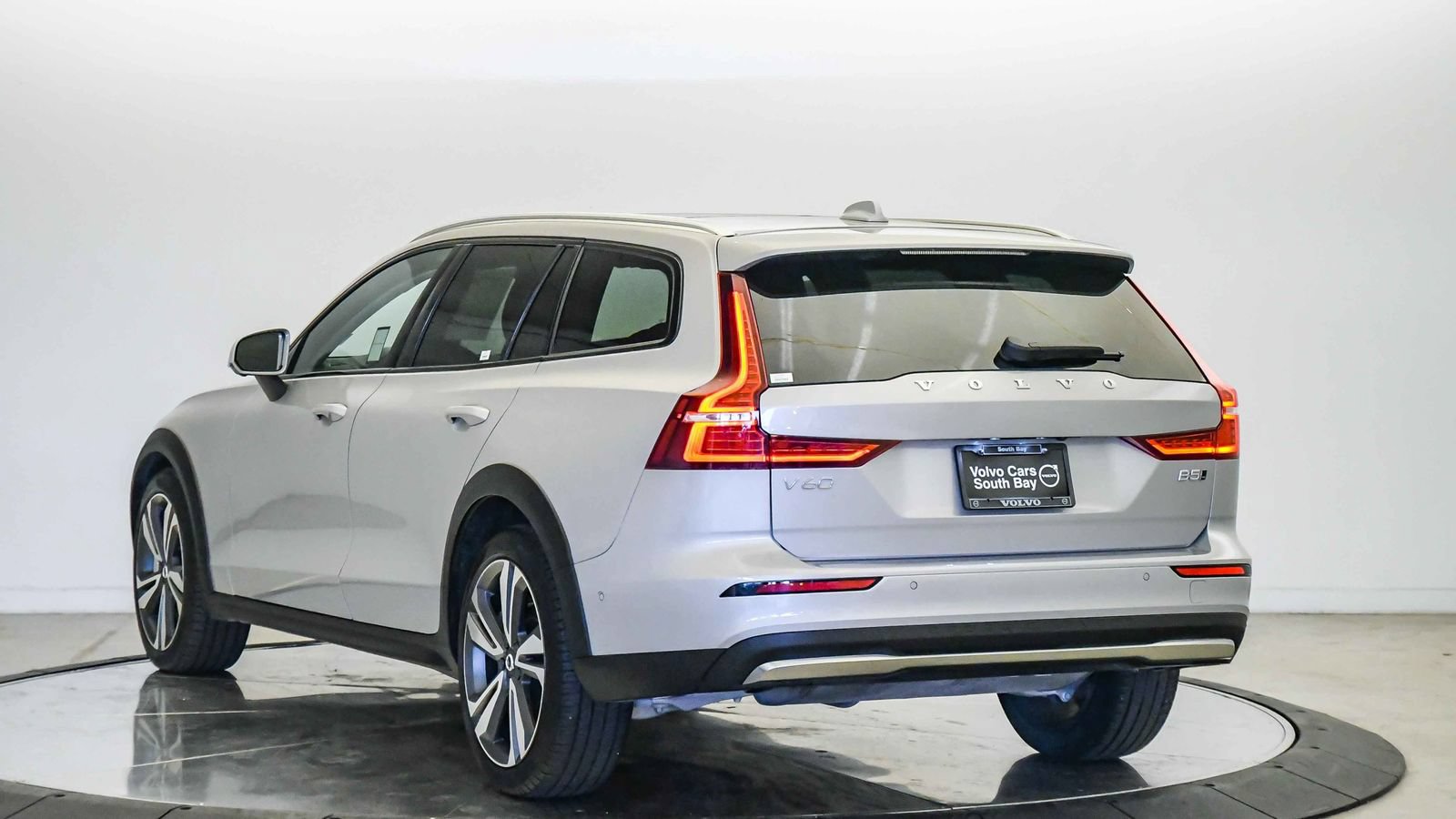Certified 2025 Volvo V60 B5 Cross Country Plus AWD/4WD image 2