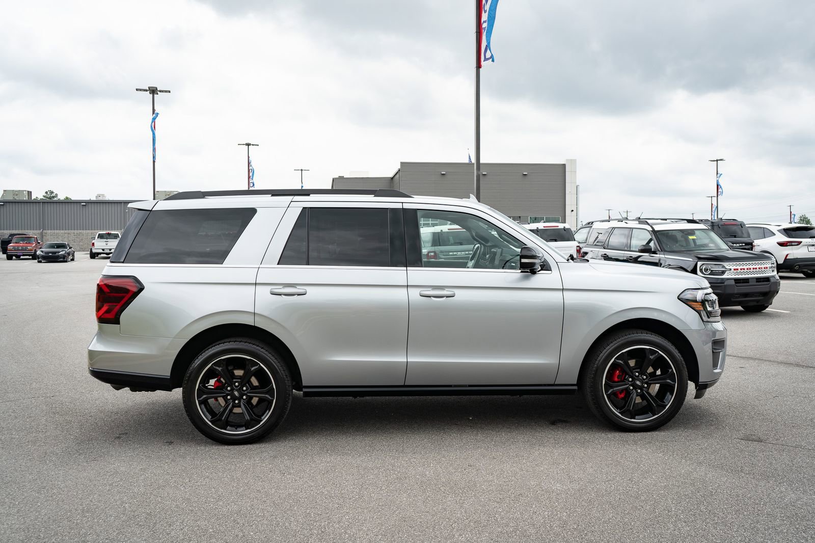 Used 2023 Ford Expedition Limited AWD/4WD image 11