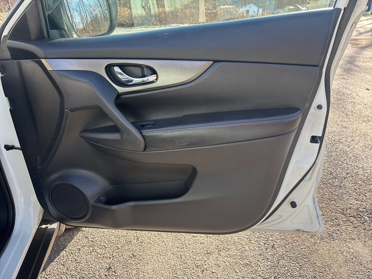 Used 2015 Nissan Rogue SV w/ SV Moonroof Package image 22