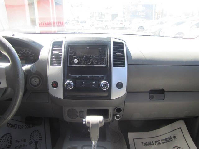 Used 2010 Nissan Frontier SE image 17