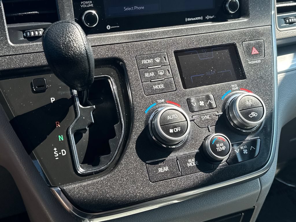 Used 2018 Toyota Sienna LE AWD/4WD image 25