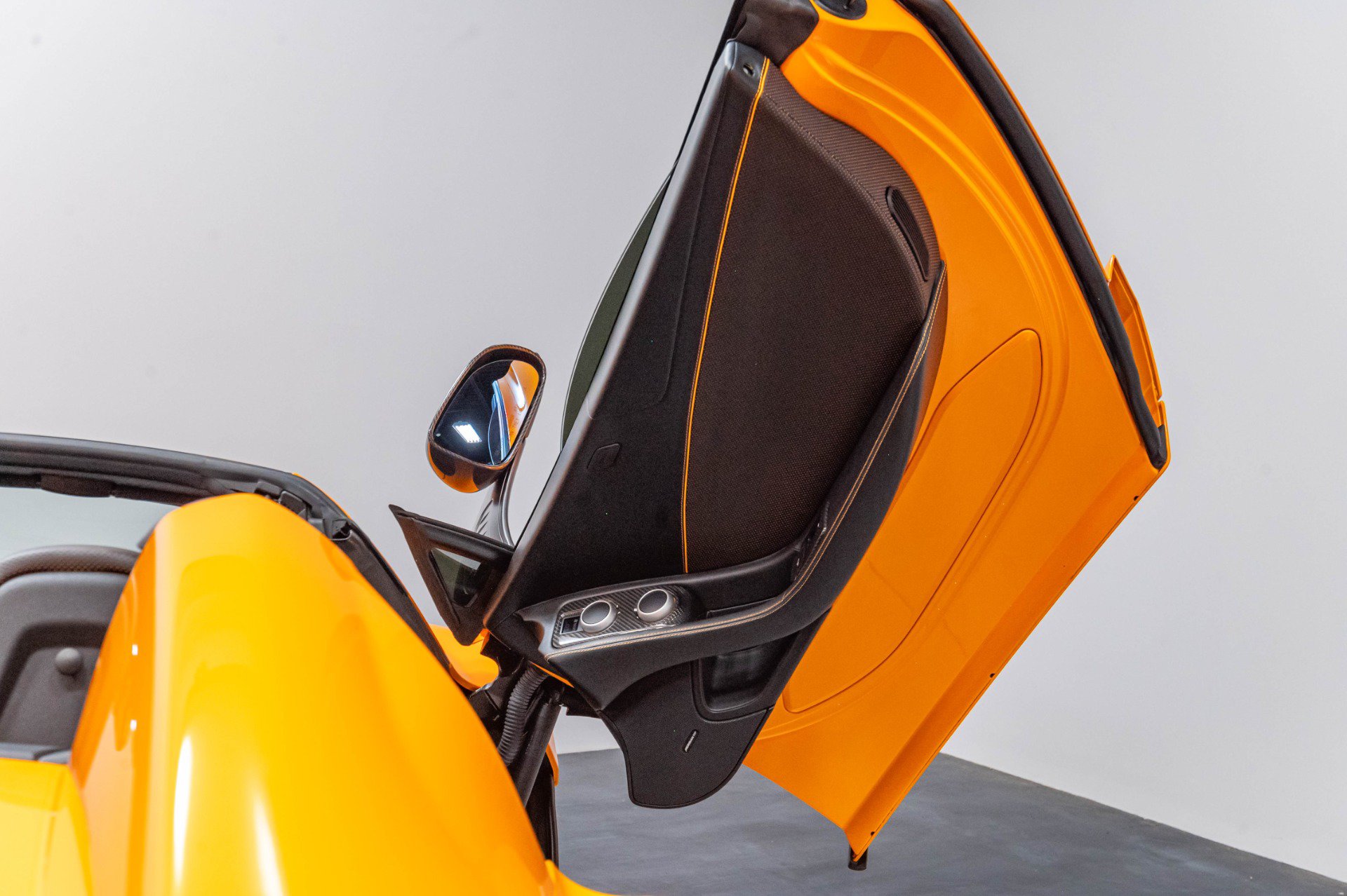Used 2015 McLaren 650S Spider RWD image 31