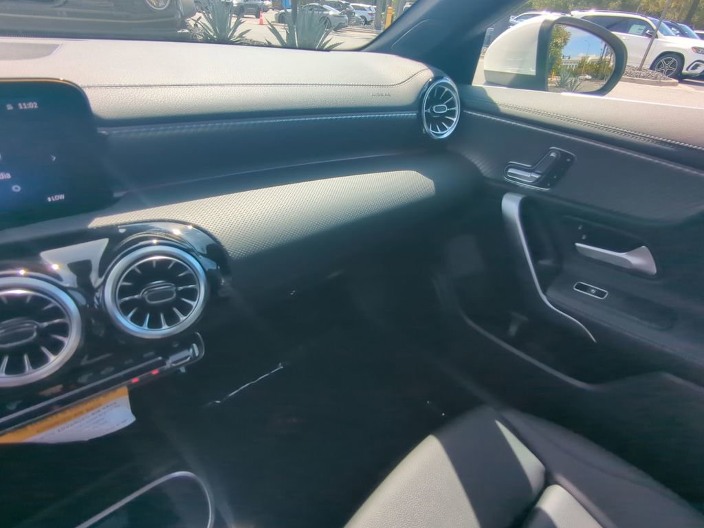 Used 2025 Mercedes-Benz CLA 250 image 4