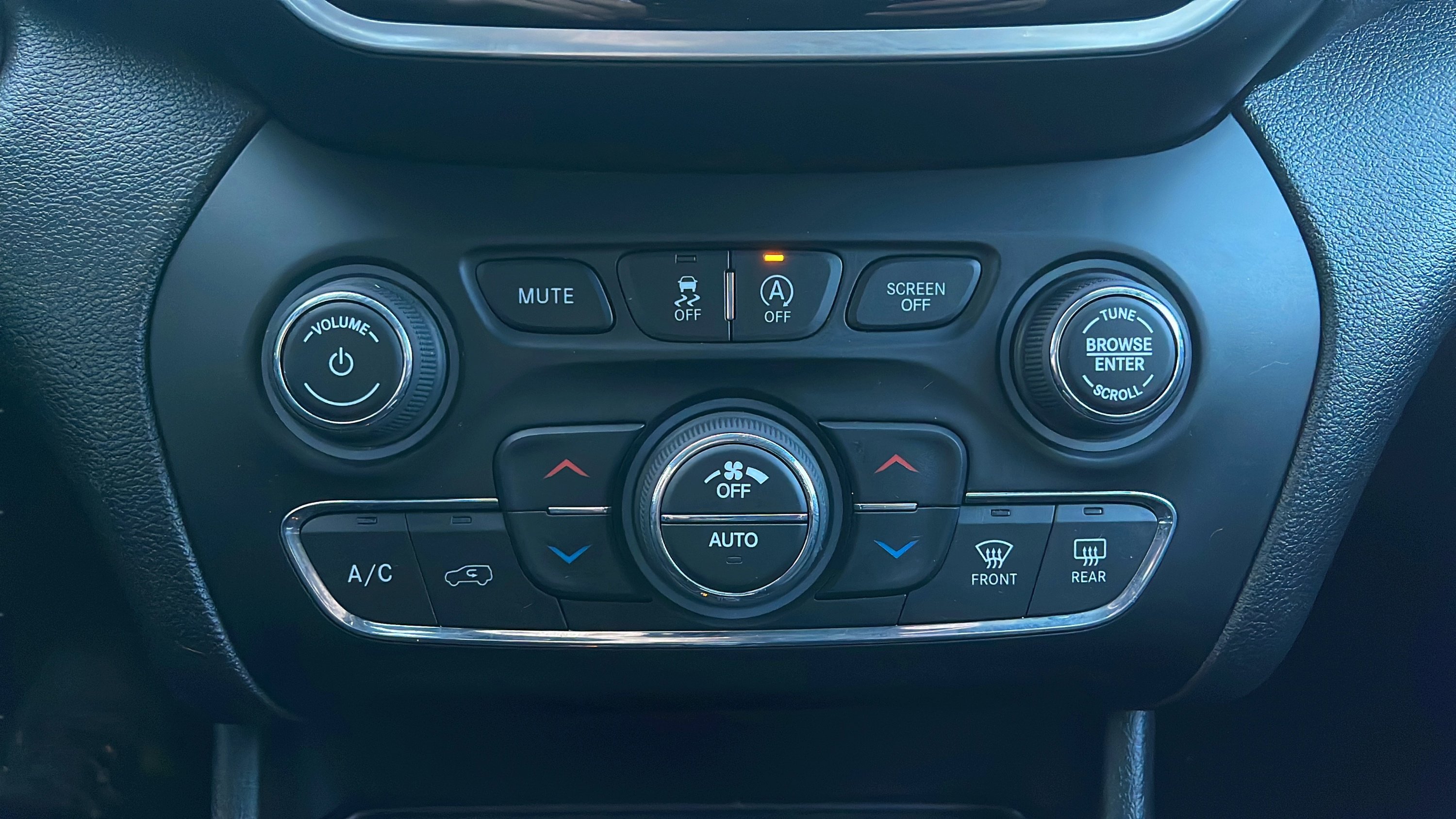 Used 2019 Jeep Cherokee Limited image 31