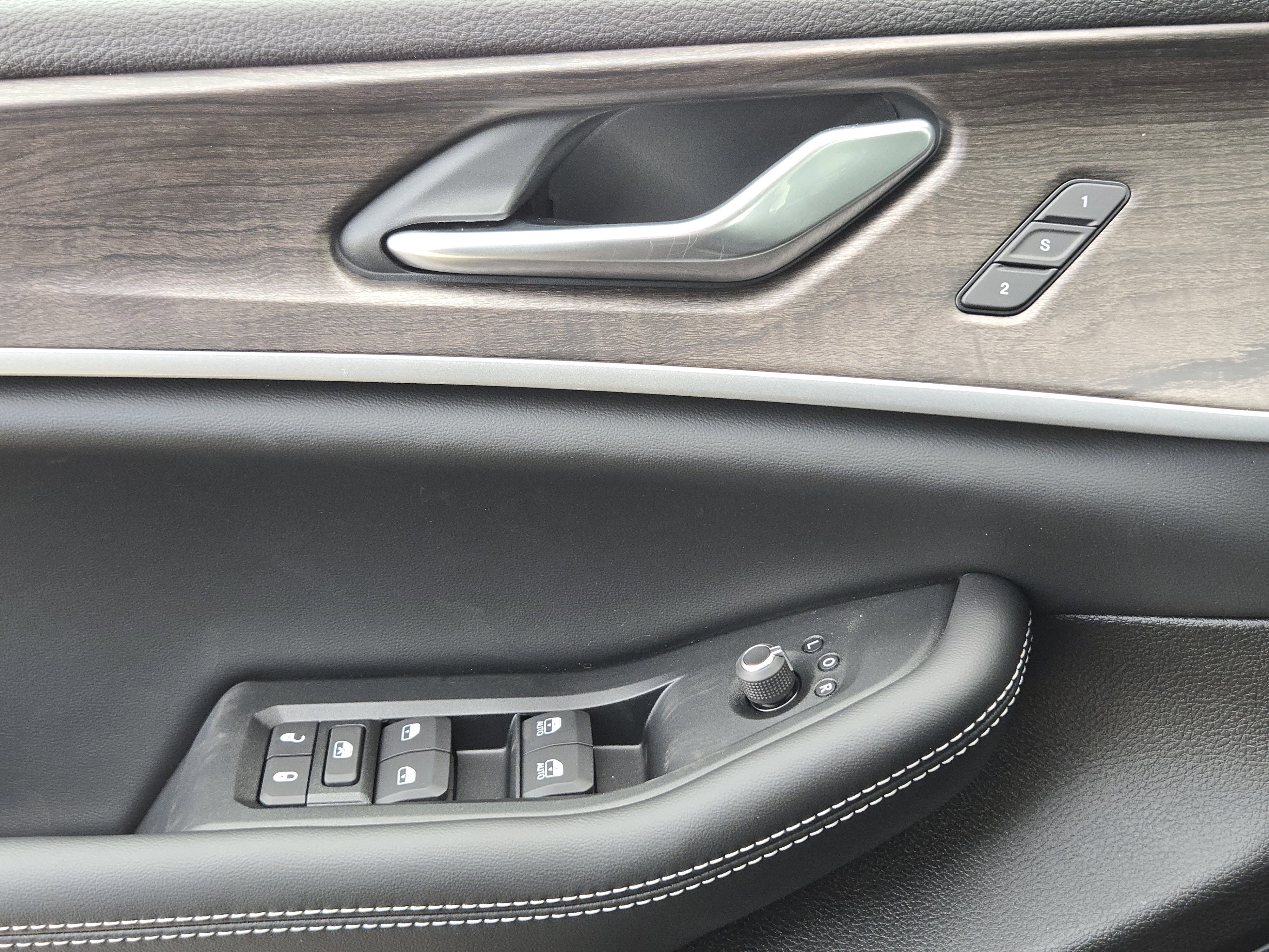 New 2025 Jeep Grand Cherokee L Limited w/ Black Appearance Package image 18