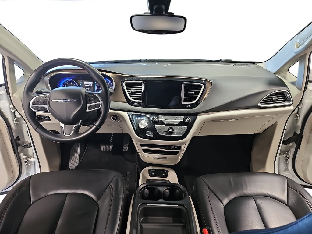 Used 2017 Chrysler Pacifica Touring-L w/ Tire & Wheel Group FWD image 9