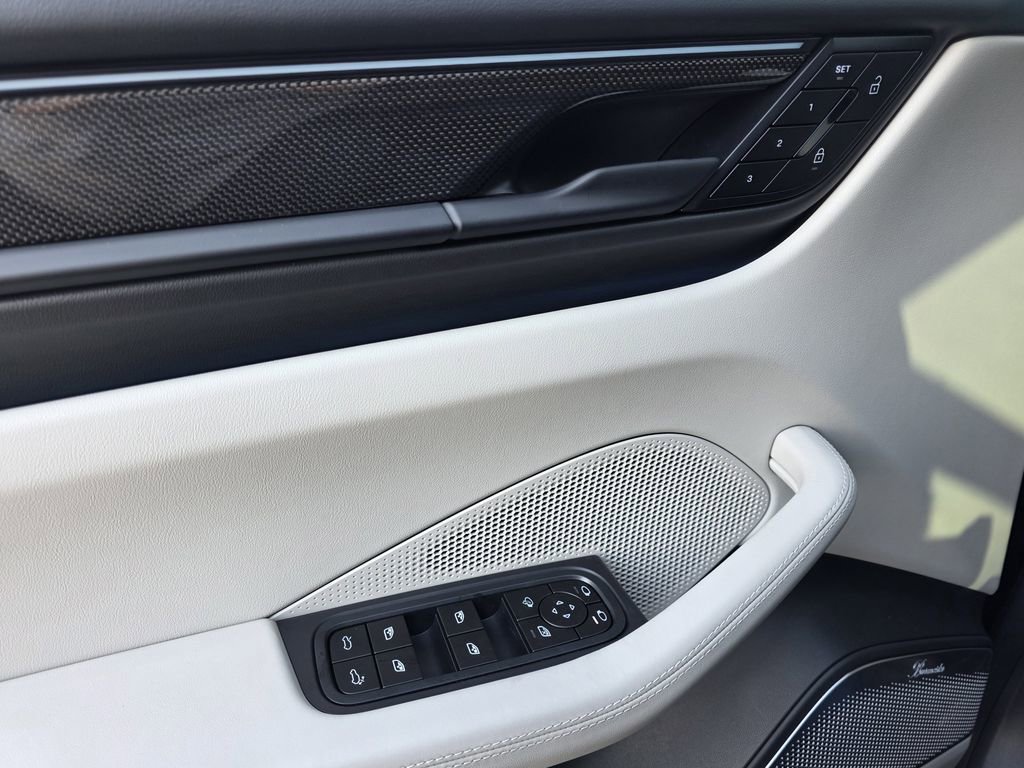 New 2025 Porsche Macan Turbo Electric AWD/4WD image 22