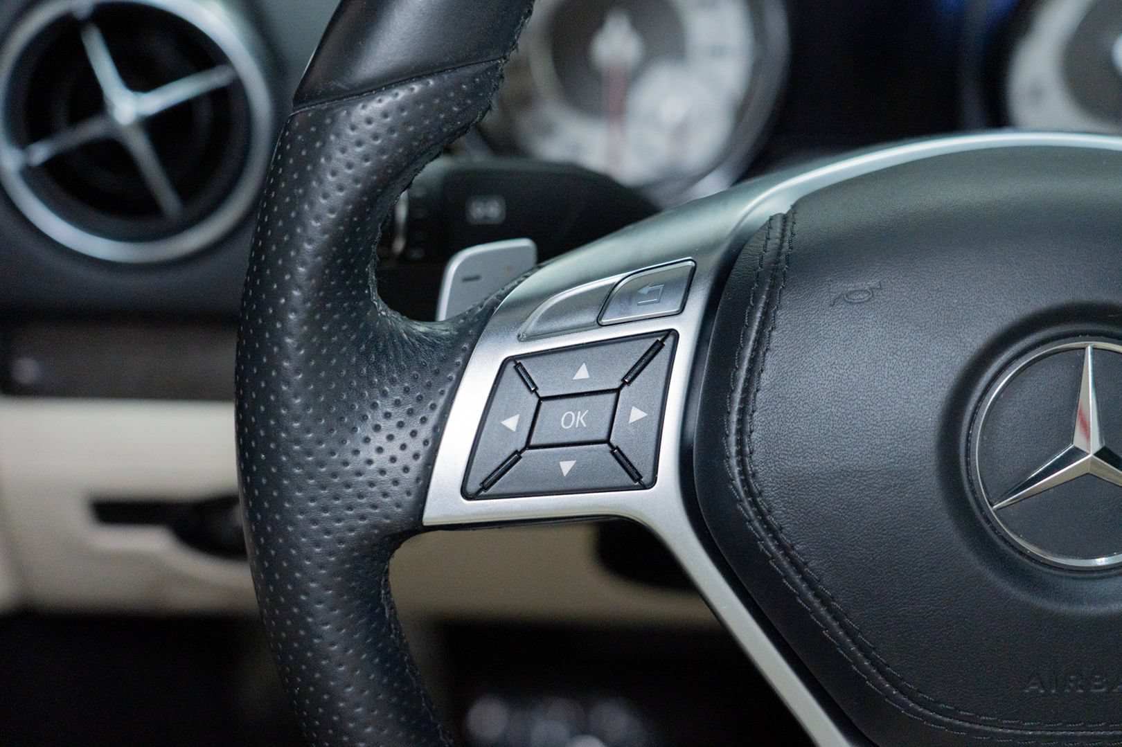 Used 2013 Mercedes-Benz SL 550 image 33