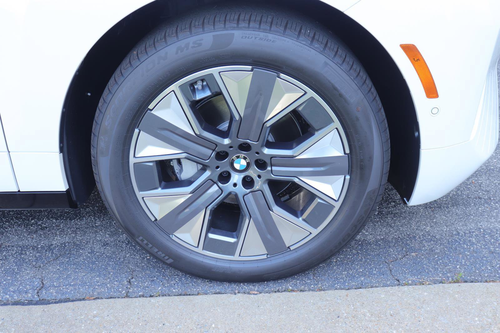 New 2026 BMW iX xDrive60 image 39