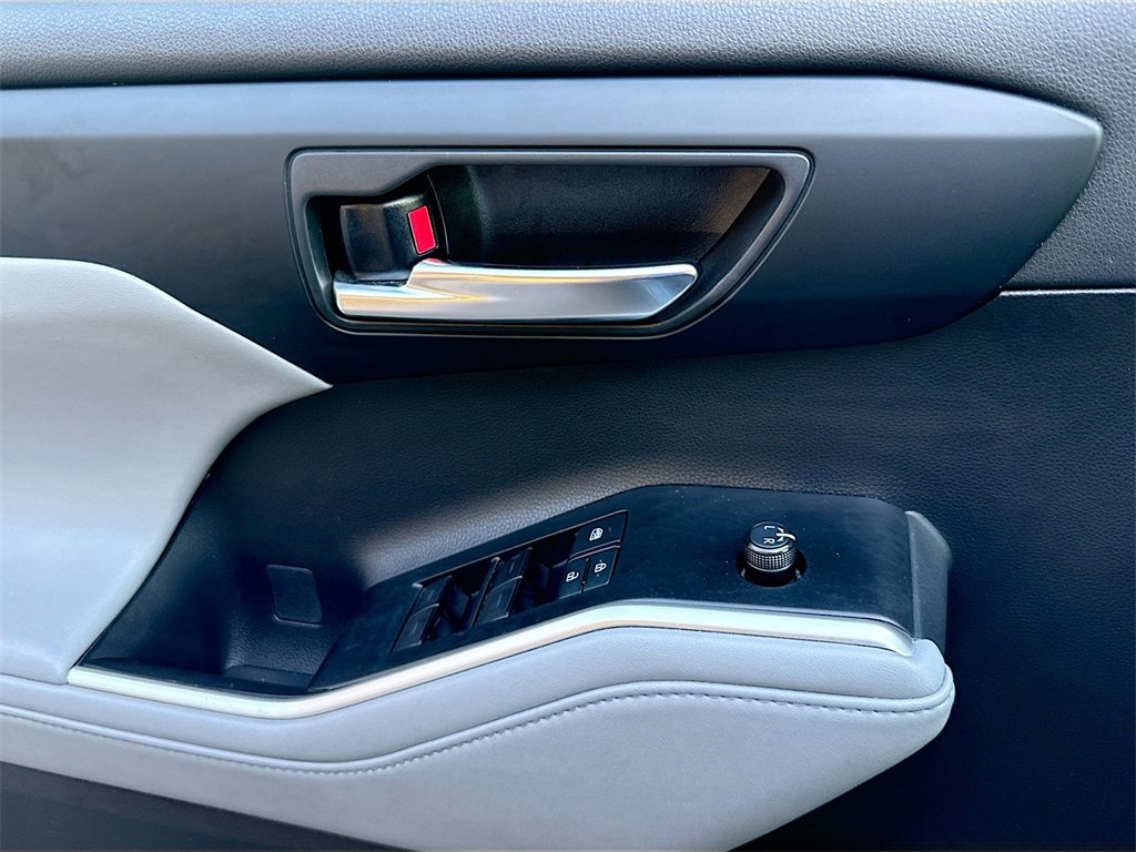 Used 2020 Toyota Highlander XLE image 19