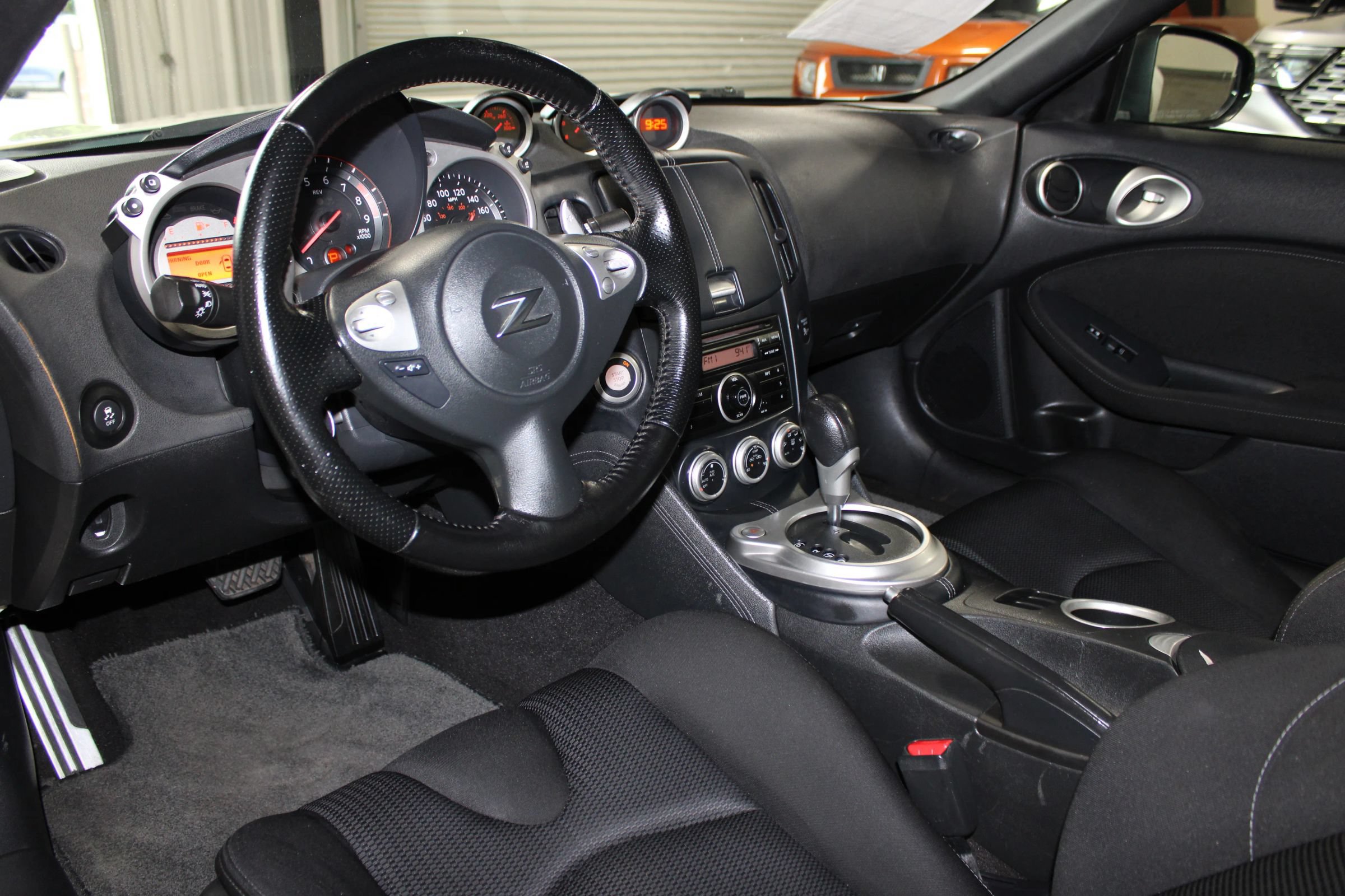 Used 2011 Nissan 370Z Coupe RWD image 19