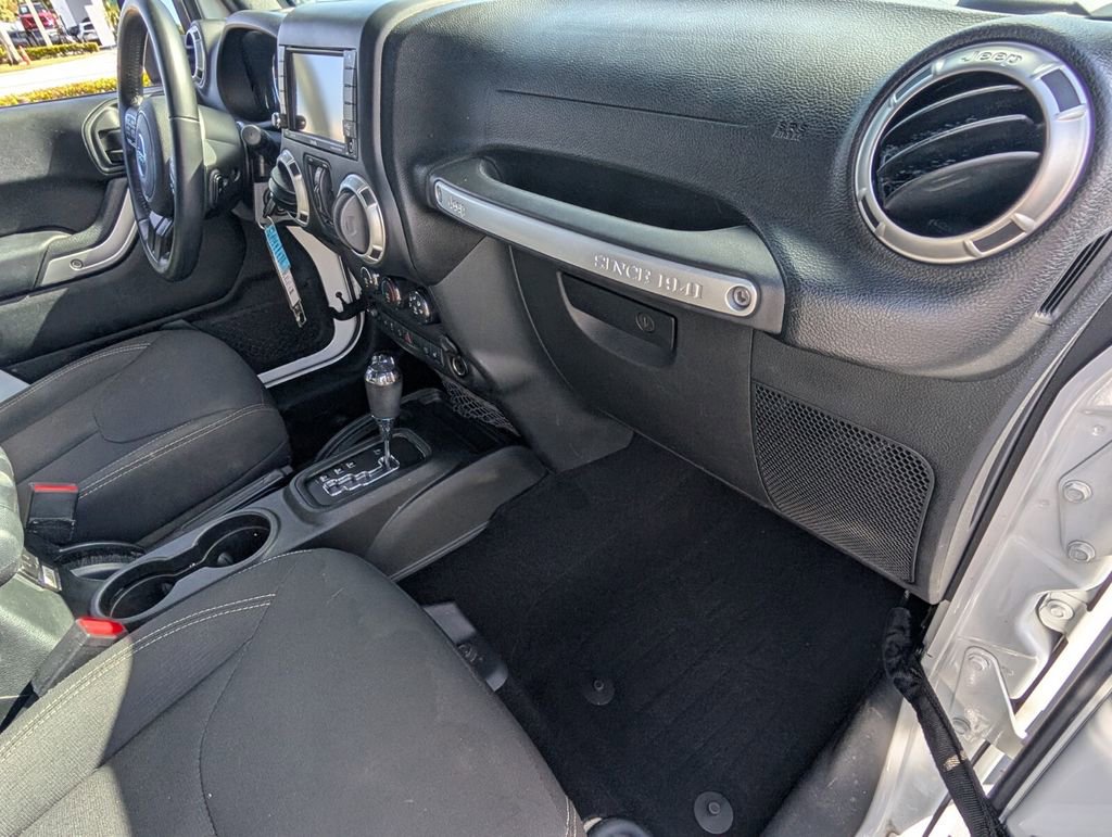 Used 2017 Jeep Wrangler Unlimited Sahara w/ Connectivity Group image 17