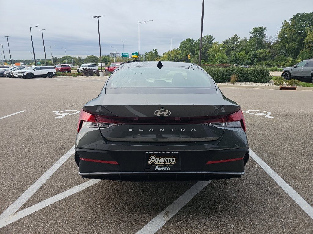 New 2026 Hyundai Elantra SE FWD image 4