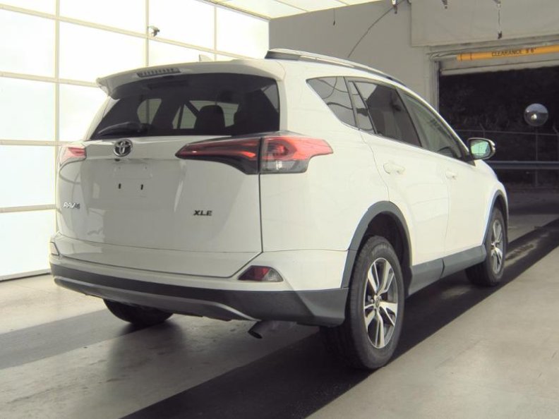 Used 2018 Toyota RAV4 XLE image 18