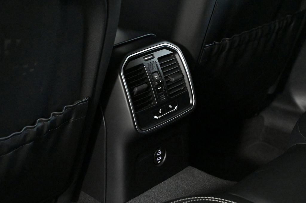 Certified 2023 Porsche Macan AWD/4WD image 20