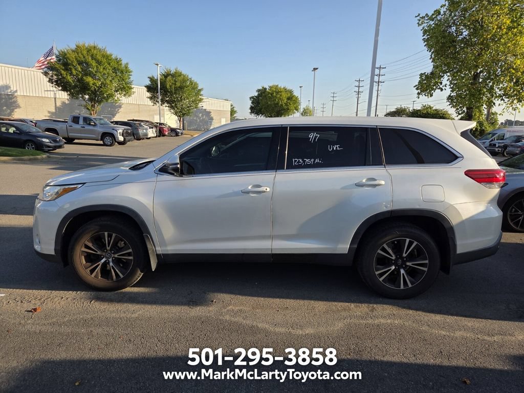 Used 2019 Toyota Highlander LE FWD image 4