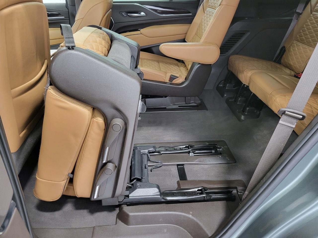 Used 2023 Cadillac Escalade Premium Luxury w/ Performance Package AWD/4WD image 25