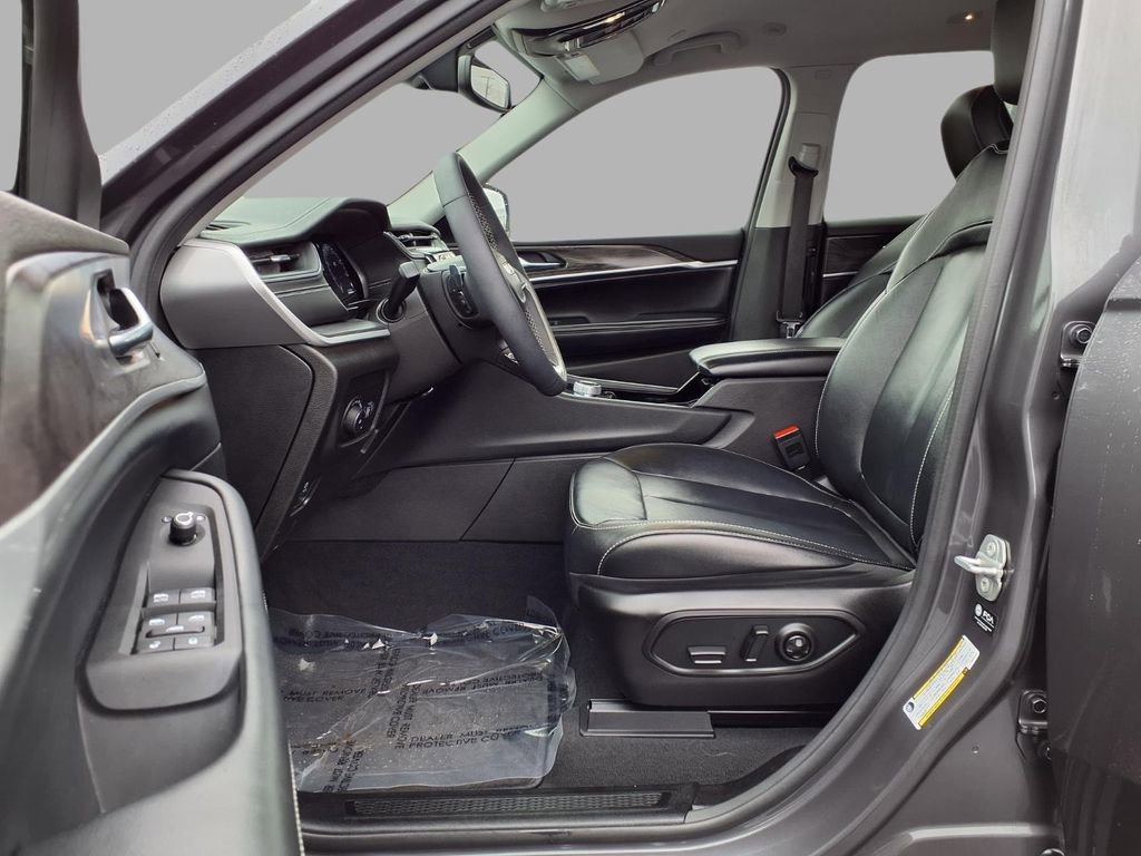 Used 2023 Jeep Grand Cherokee L Limited w/ Black Appearance Package image 22