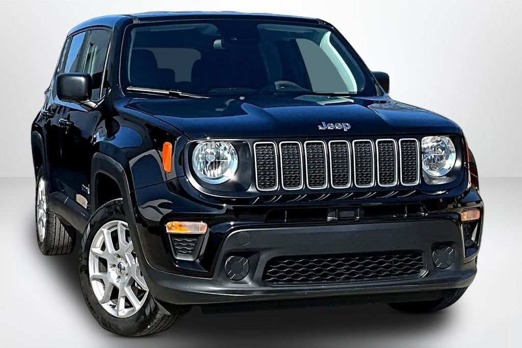 Used 2023 Jeep Renegade Latitude AWD/4WD image 3