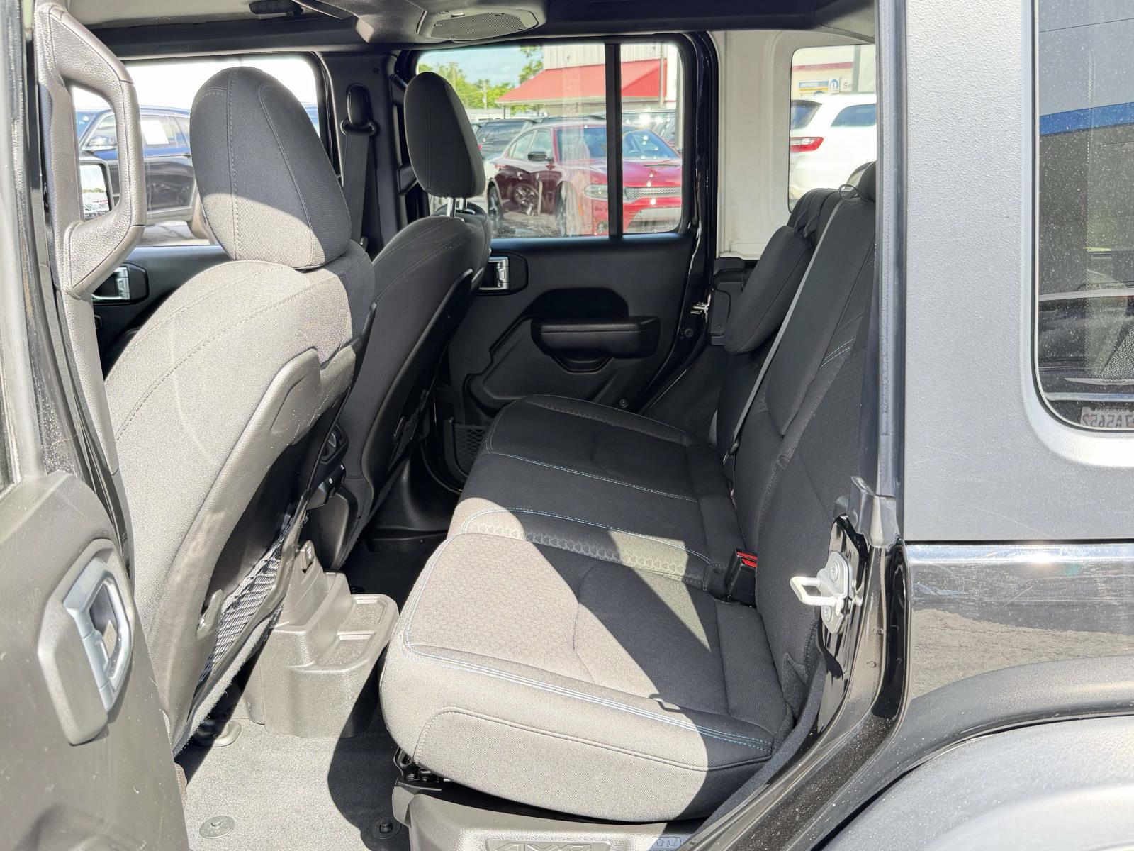 Used 2024 Jeep Wrangler Unlimited Rubicon 4xe AWD/4WD image 28