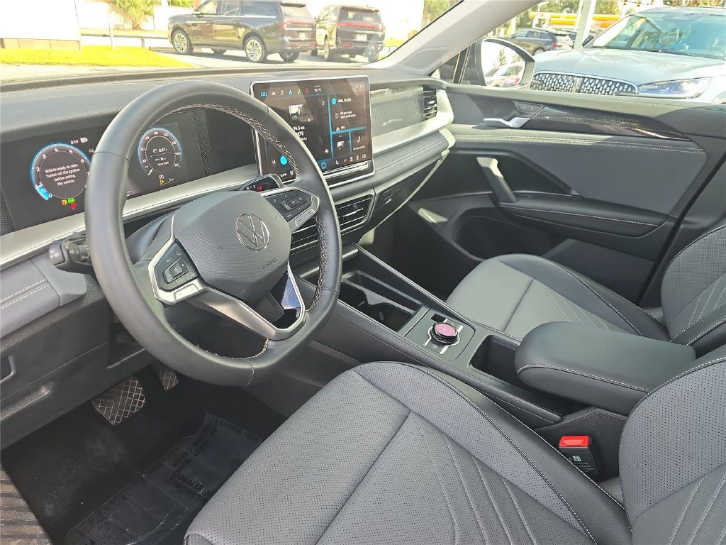 Used 2025 Volkswagen Tiguan SE FWD image 18