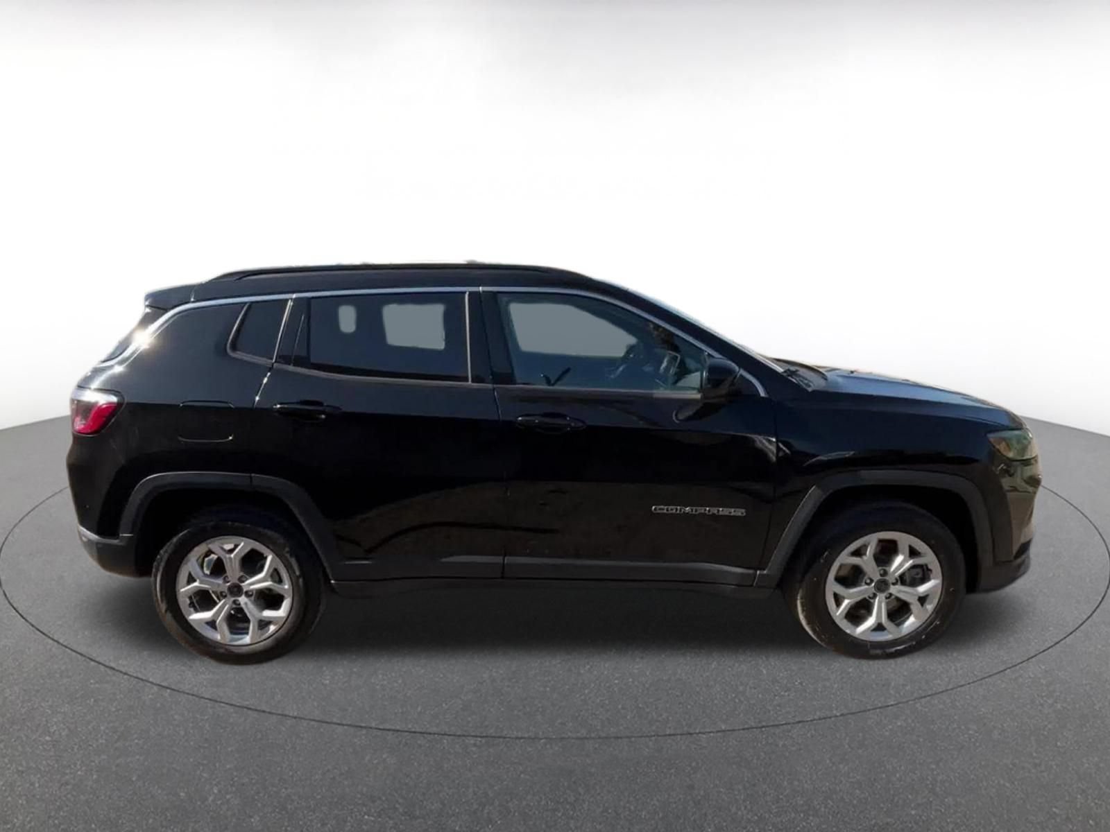 Used 2025 Jeep Compass Latitude AWD/4WD image 16