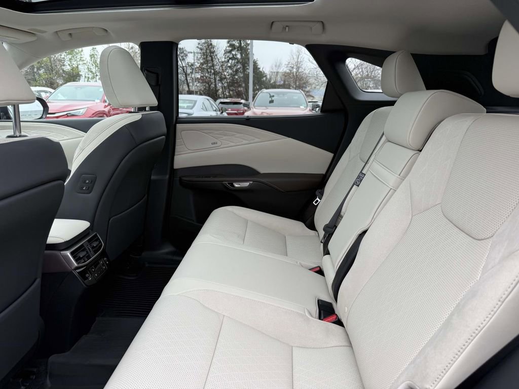 Used 2025 Lexus RX 450h Luxury image 18