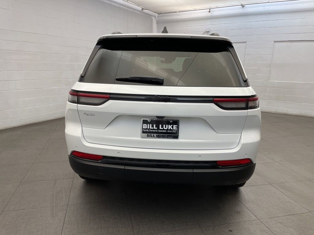 New 2025 Jeep Grand Cherokee Altitude image 4