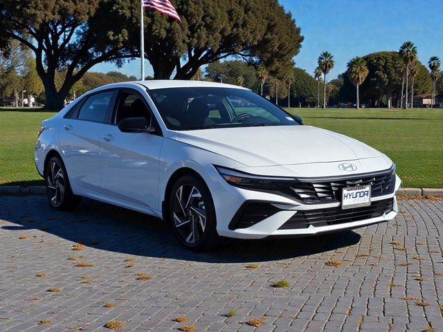 Certified 2025 Hyundai Elantra Sport image 4