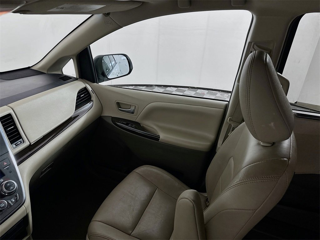 Used 2015 Toyota Sienna XLE Premium image 24