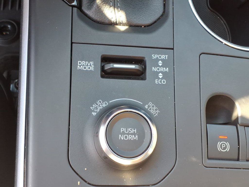 Used 2023 Toyota Highlander XSE AWD/4WD image 25