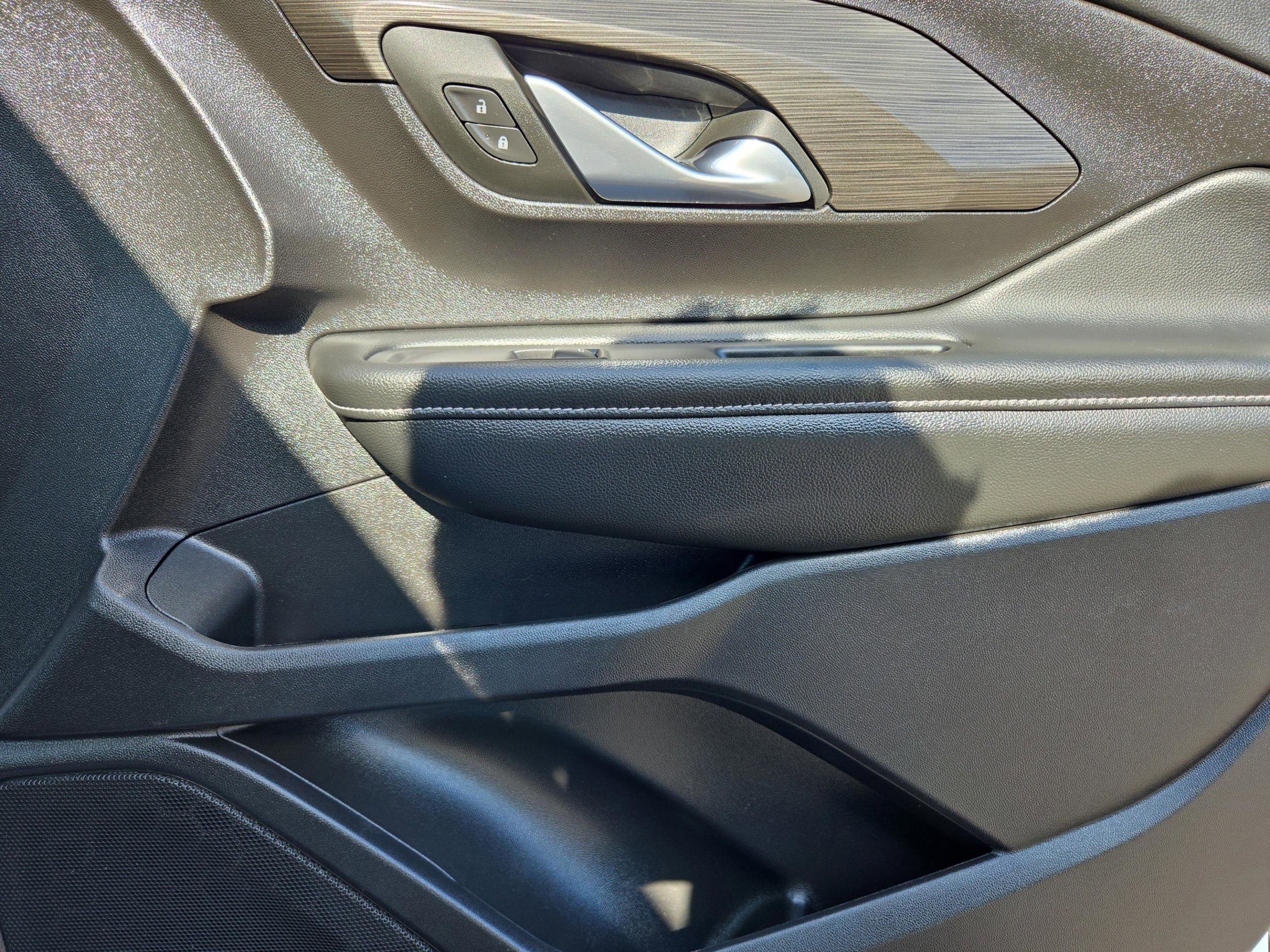 Used 2024 GMC Terrain SLT image 23