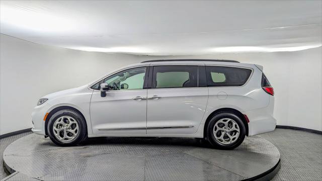 Used 2023 Chrysler Pacifica Limited FWD image 3