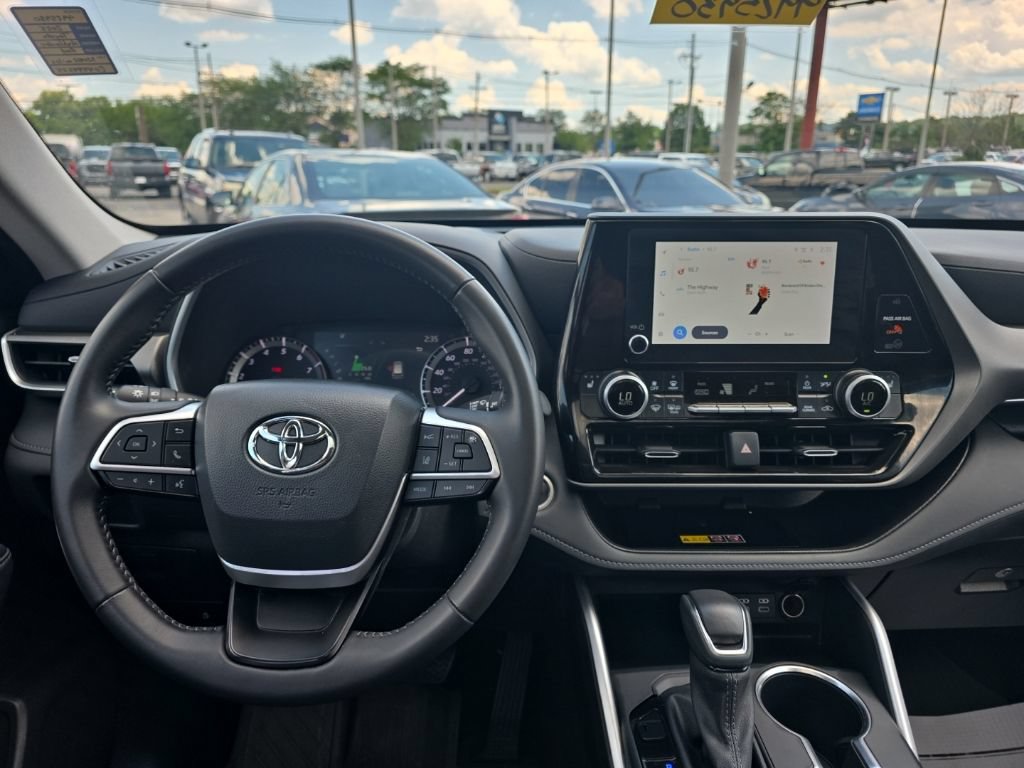 Certified 2025 Toyota Highlander XLE AWD/4WD image 14