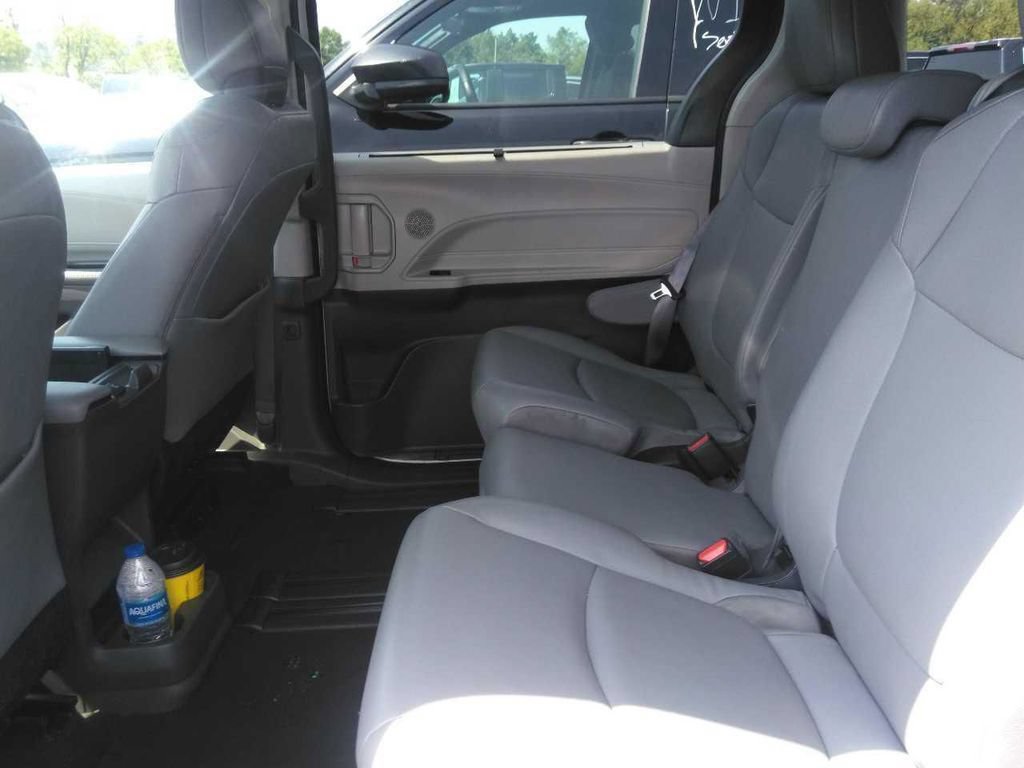 Used 2024 Toyota Sienna XLE FWD image 7