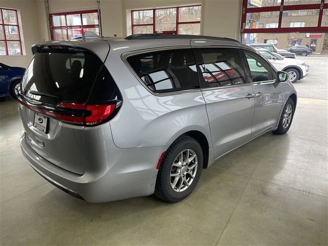 Used 2021 Chrysler Pacifica Touring image 7