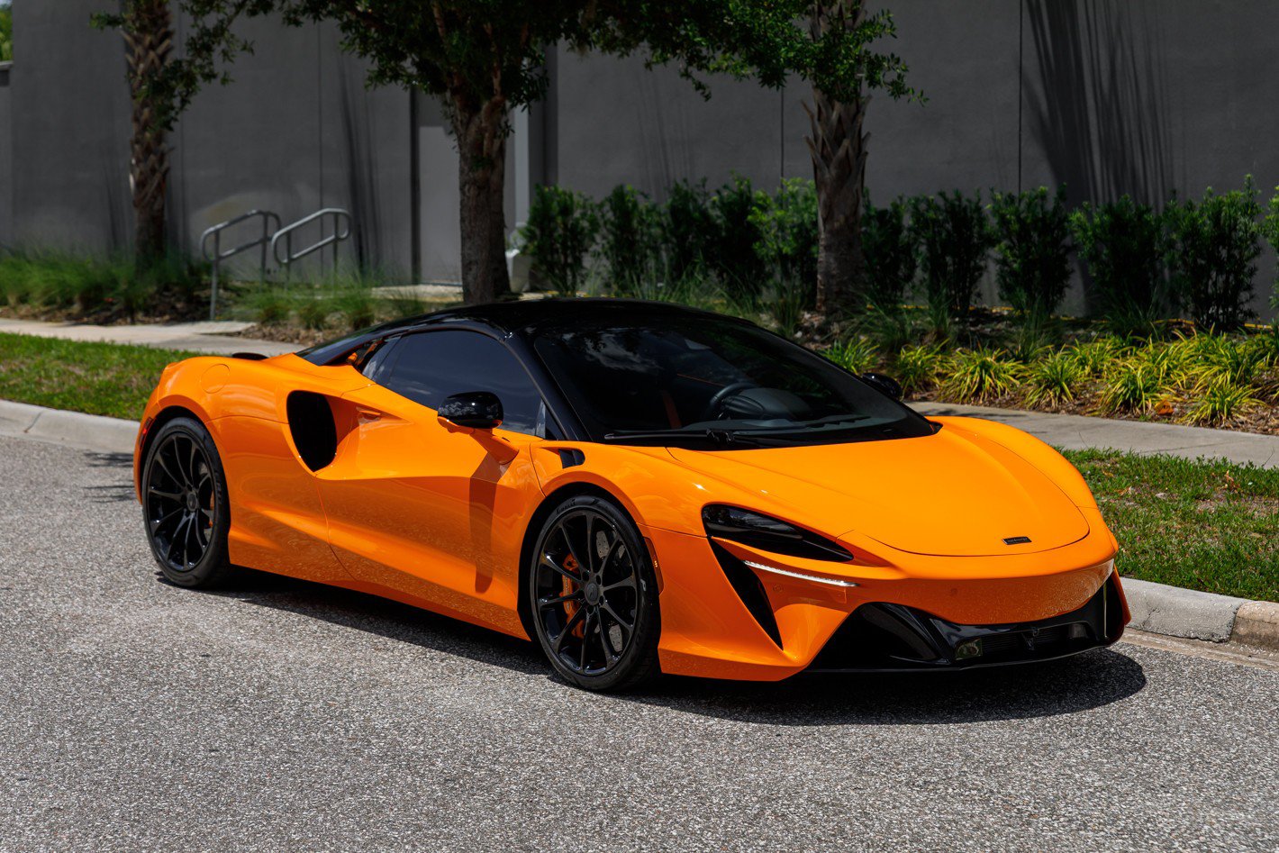 Used 2025 McLaren Artura Spider RWD image 1