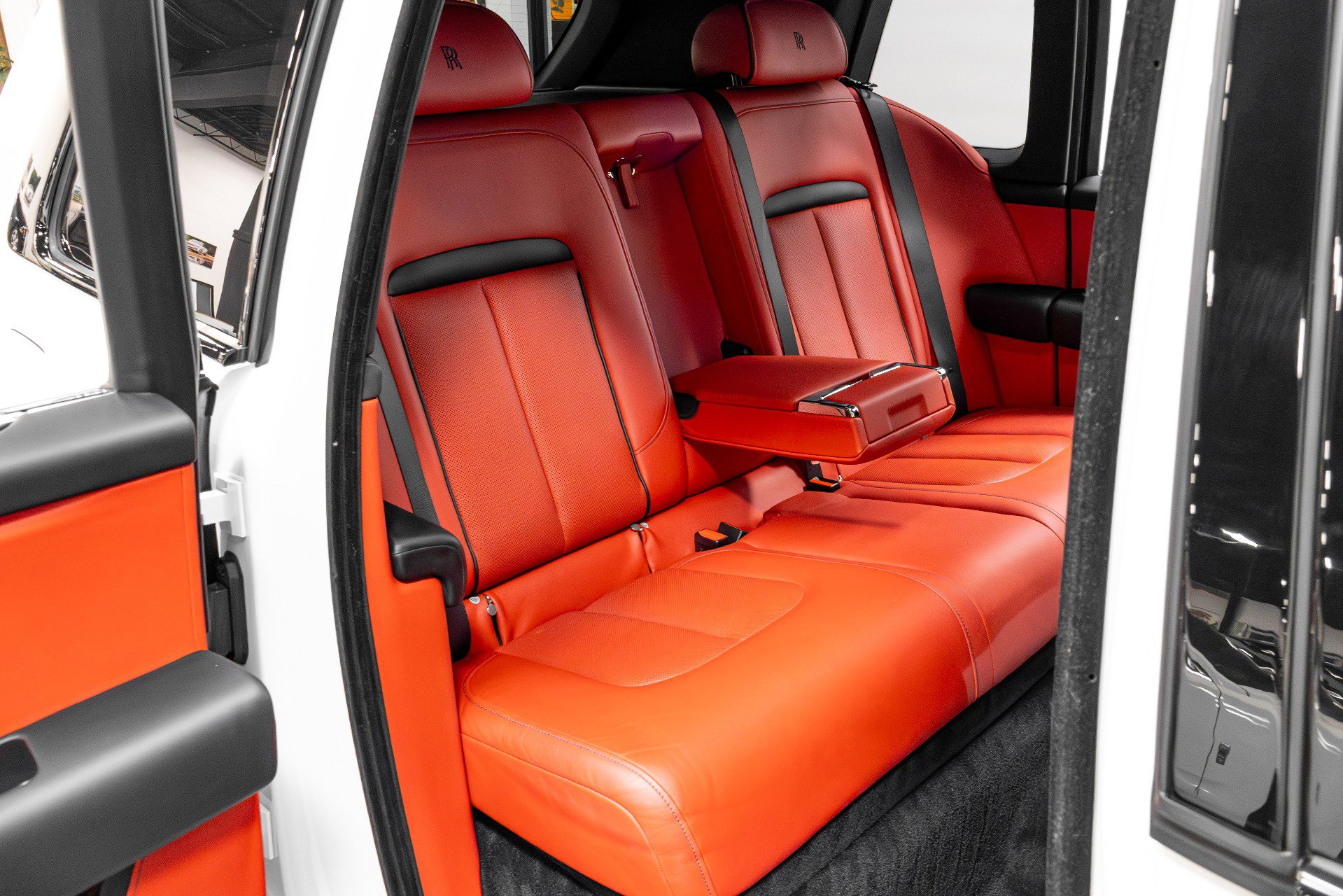 Used 2021 Rolls-Royce Cullinan Black Badge image 27