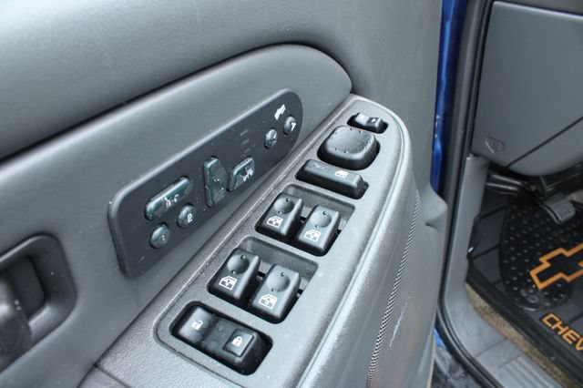 Used 2003 Chevrolet Avalanche 4x4 w/ Suspension Package, Off-Road image 11