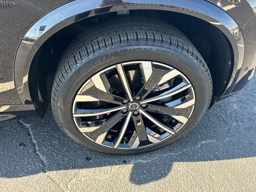 Used 2025 Volvo XC90 B6 Ultra w/ Lounge Package image 13