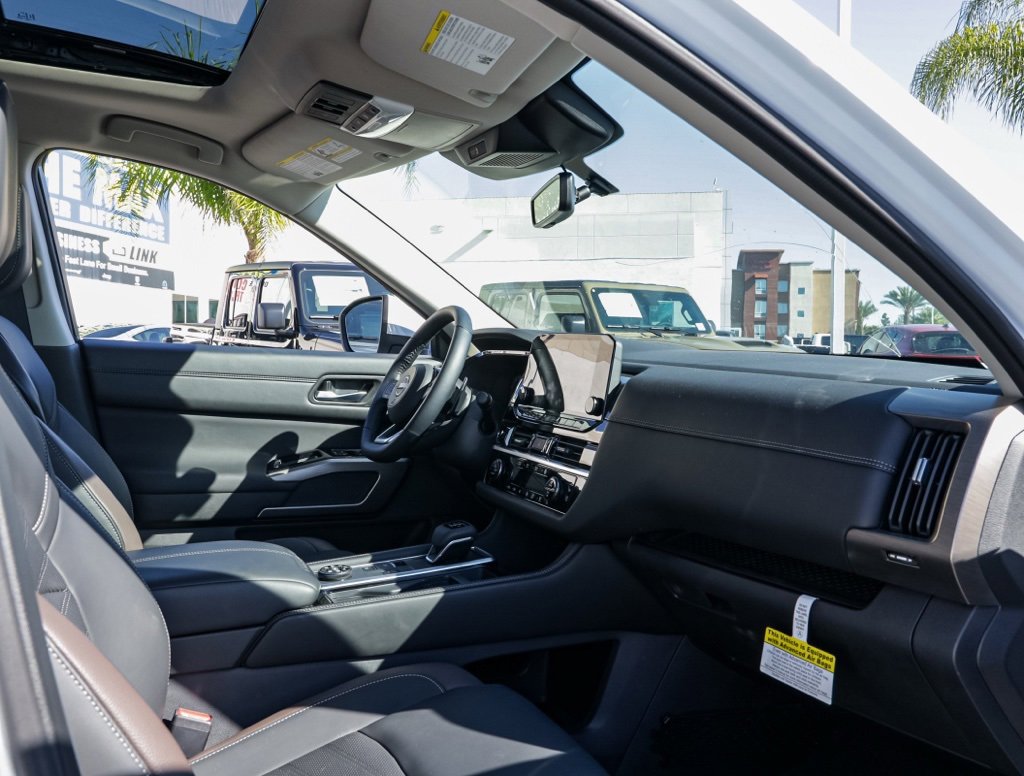 Used 2025 Nissan Pathfinder Platinum w/ Cargo Package image 22